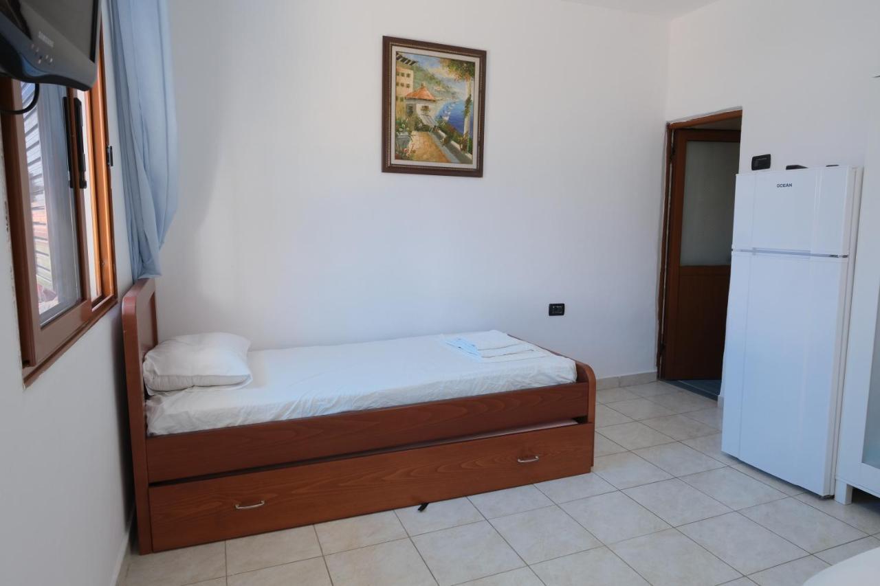Mehilli Hotel Dhërmi Eksteriør billede